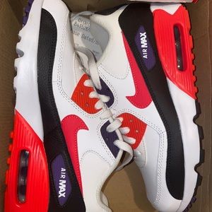 Boys Size 6Y. Woman 7.5.  UK 5.5